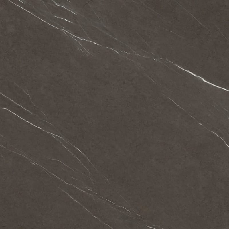 رخام بيترا جراي عالي الجودة بخلفية رمادية داكنة وعروق بيضاء دقيقة.